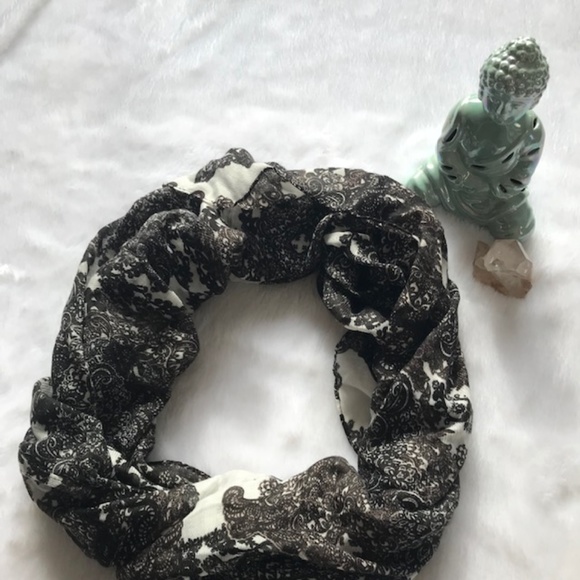 H&M Infinity Scarf in Black/White EUC - Picture 2 of 6